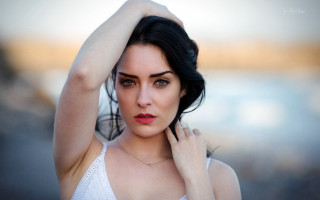 Woman red lips necklace holding - a red lip free wallpaper
