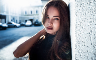 Woman leaning wall serious portrait 7 - a woman leaning against a wall free wallpaper