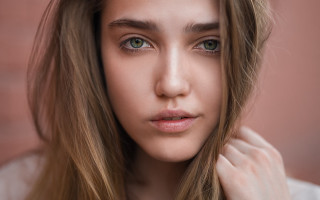 Woman greeneyes portrait esztermattioni blurry - a picture free wallpaper for desktop