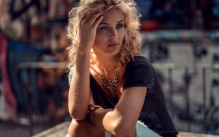 Woman bench graffiti portrait blonde - a bench free wallpaper