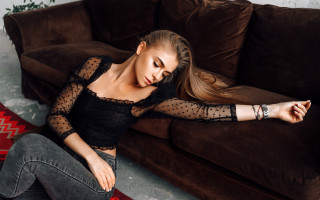 Woman sitting couch blonde leopard - her arm free wallpaper