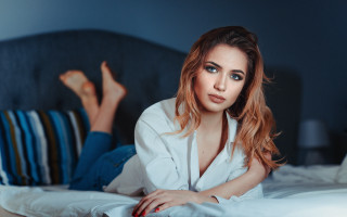 Elina karimova portrait bed blonde - her leg free wallpaper
