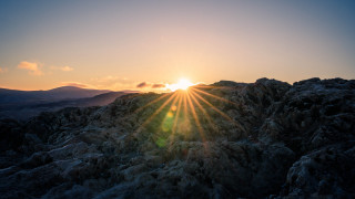 Sunset mountain range lake reflection - the sun free wallpaper