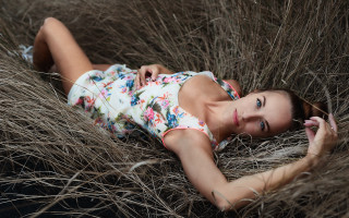 Woman field drygrass fashion portrait - dry free wallpaper