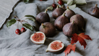 Figs leaves tablecloth stilllife food - flavia bloi free wallpaper