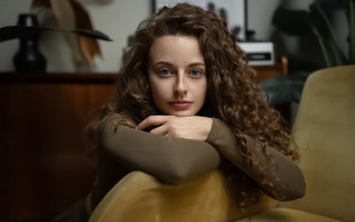 Serious woman couch blue eyes - serious free wallpaper for desktop