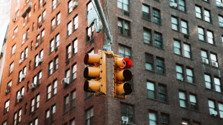 Traffic light skyscraper redhat urban - a pole in front free wallpaper