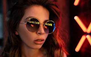 Woman sunglasses show neon promo - elsa bleda free wallpaper