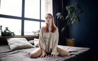 Woman sitting bed window plant - de stijl free wallpaper