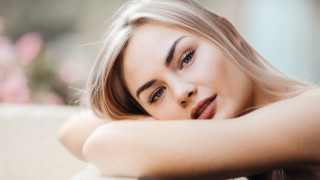 Blonde woman couch serious portrait 2 - serious free wallpaper for desktop