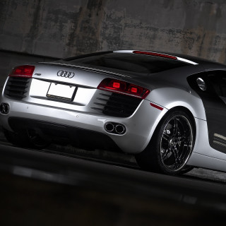 Silver sports car parking garage 3 - free 3d render wallpaper