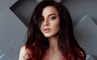 Red haired woman gray background - a gray wall free wallpaper