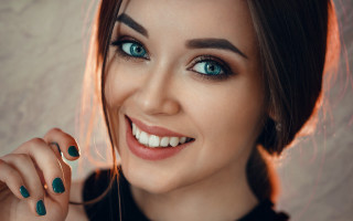 Woman blue eyes ring smiling - a gray wall behind her free wallpaper