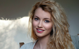 Blonde hair blue eyes smiling 5 - soft free wallpaper