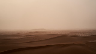Desert sanddunes hills foggy sunset - a foggy sky above free wallpaper