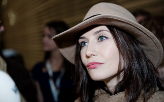 Woman hat coat serious look - eye free wallpaper