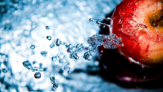 Red apple ice water bubbles - cherryl fountain free wallpaper