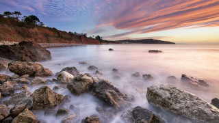 Rocky beach sunset pink sky - rich moody colour free wallpaper