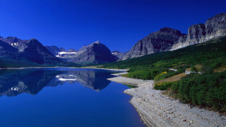 Lake mountains trees sky people - a clear blue sky above free wallpaper