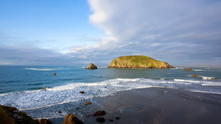 Bascove beach island ocean waves - a small island in the middle of the ocean free wallpaper