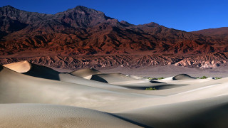 Desert mountain blue sky clouds - a blue sky in the foreground free wallpaper