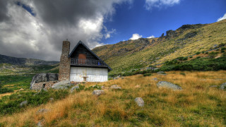 House hill clouds mountain panorama - alen divi free wallpaper