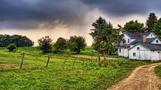 White house green field dirt - a white house free wallpaper