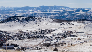 Snowy mountain town panorama cloudy - a mountain range in the background free wallpaper