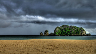 Bascove beach rock formation stormy - a dark sky above free wallpaper