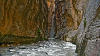 Narrow river canyon rocks people - a narrow river free wallpaper