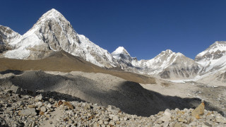 Mountain range rocky foreground blue - a mountain range free wallpaper