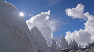 Skiing snowy mountain sunlight clouds - david martin free wallpaper for desktop