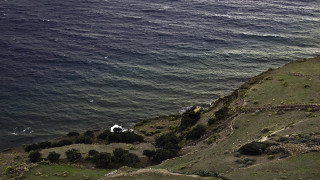 White house hill ocean grassy - a white house free wallpaper