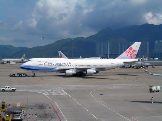 Large passenger jet airport tarmac 2 - top of an airport tarmac next free wallpaper