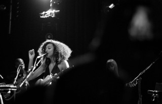 Woman singing microphone man guitar 2 - a microphone free wallpaper