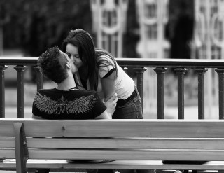 Man woman kissing bench park - free love wallpaper