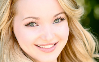 Emma blonde blue eyes green - a green leaf free wallpaper
