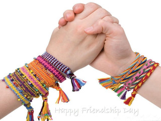 Happy friend day holding hands - happy free wallpaper
