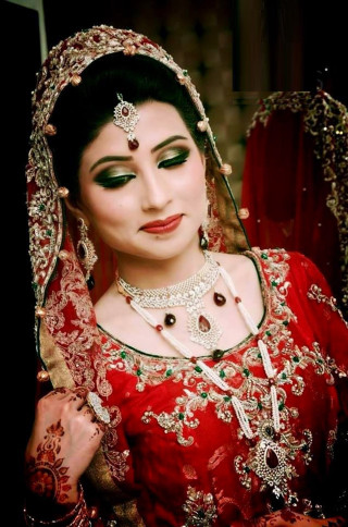Woman red gold bridal outfit 3 - a photorealistic painting free wallpaper