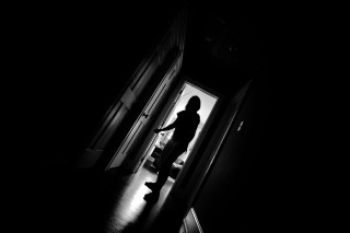 Doorway silhouette blackandwhite dimlighting longhair - volumetric lighting free wallpaper for desktop
