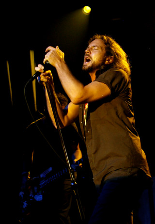 Man singing microphone stage audience - post grunge free wallpaper