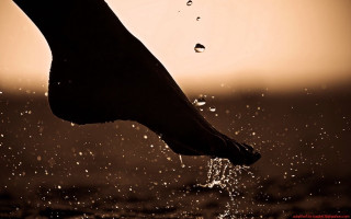Foot water sun moonlight night - a few drop of water free wallpaper