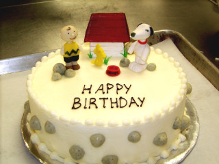 Birthday cake dog house happy - charles schulz free wallpaper