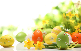 Eggs flowers grass bokeh folkart - top of a table next free wallpaper