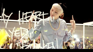 Weird haircut woman necklace crowd - a crowd of people free wallpaper