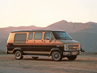 Van parked dirt road mountains - a van free wallpaper