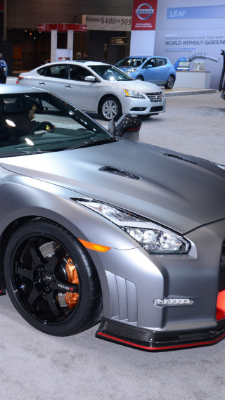 Silver sports car showroom man - matte finish free wallpaper
