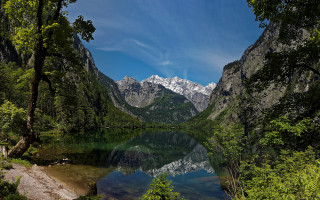 Lake mountains trees clear sky 3 - a clear sky above free wallpaper