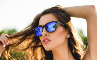 Woman sunglasses dress field wind - a picture in a field of grass free wallpaper