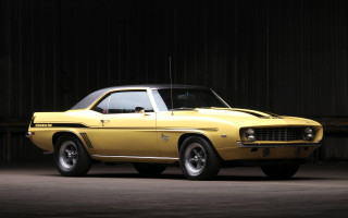 Yellow car dark room black 7 - a black stripe free wallpaper